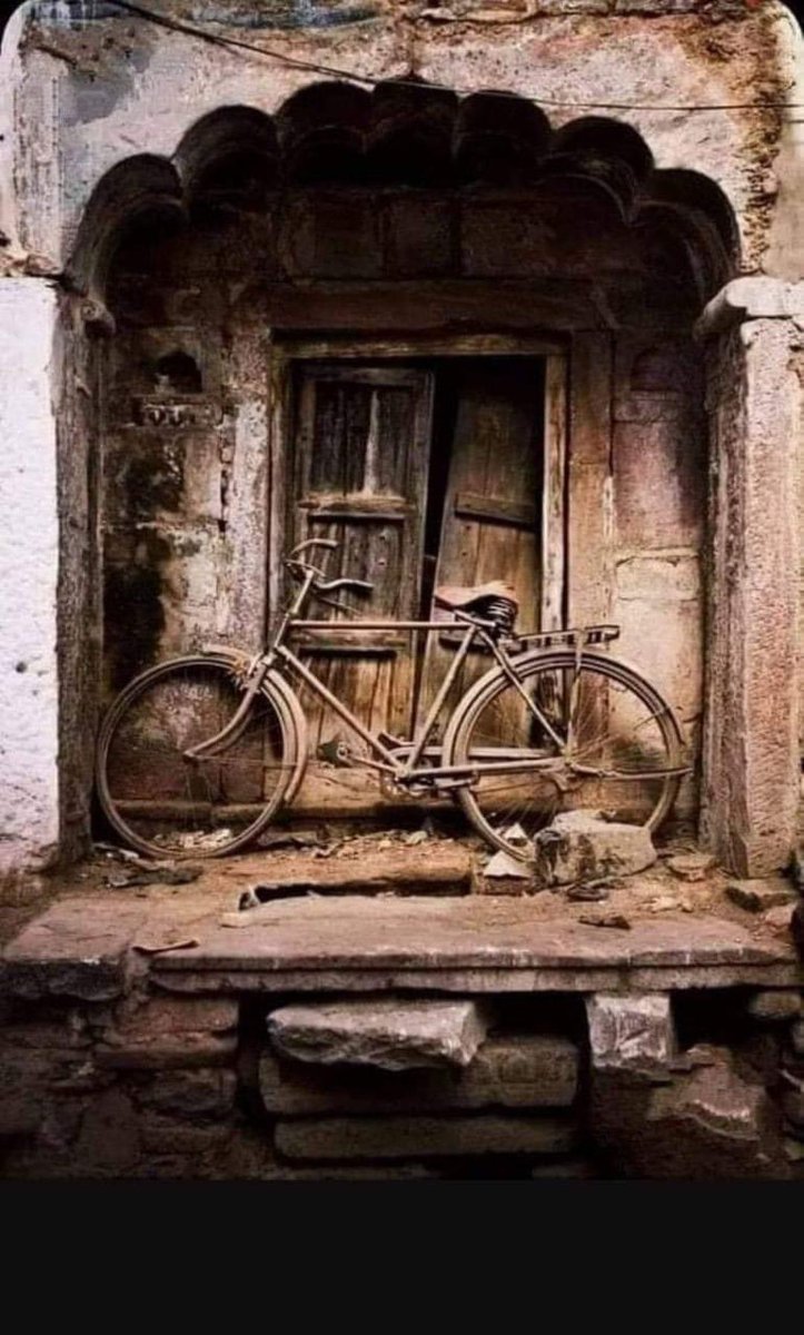 _BazamESukhan's tweet photo. ये वीरानगी बयां करती हैं इन घरों की दास्तान 
वारिस इनके बड़े शहरों की रौनक़ में खो गए!! https://t.co/CElaqS7dt9
