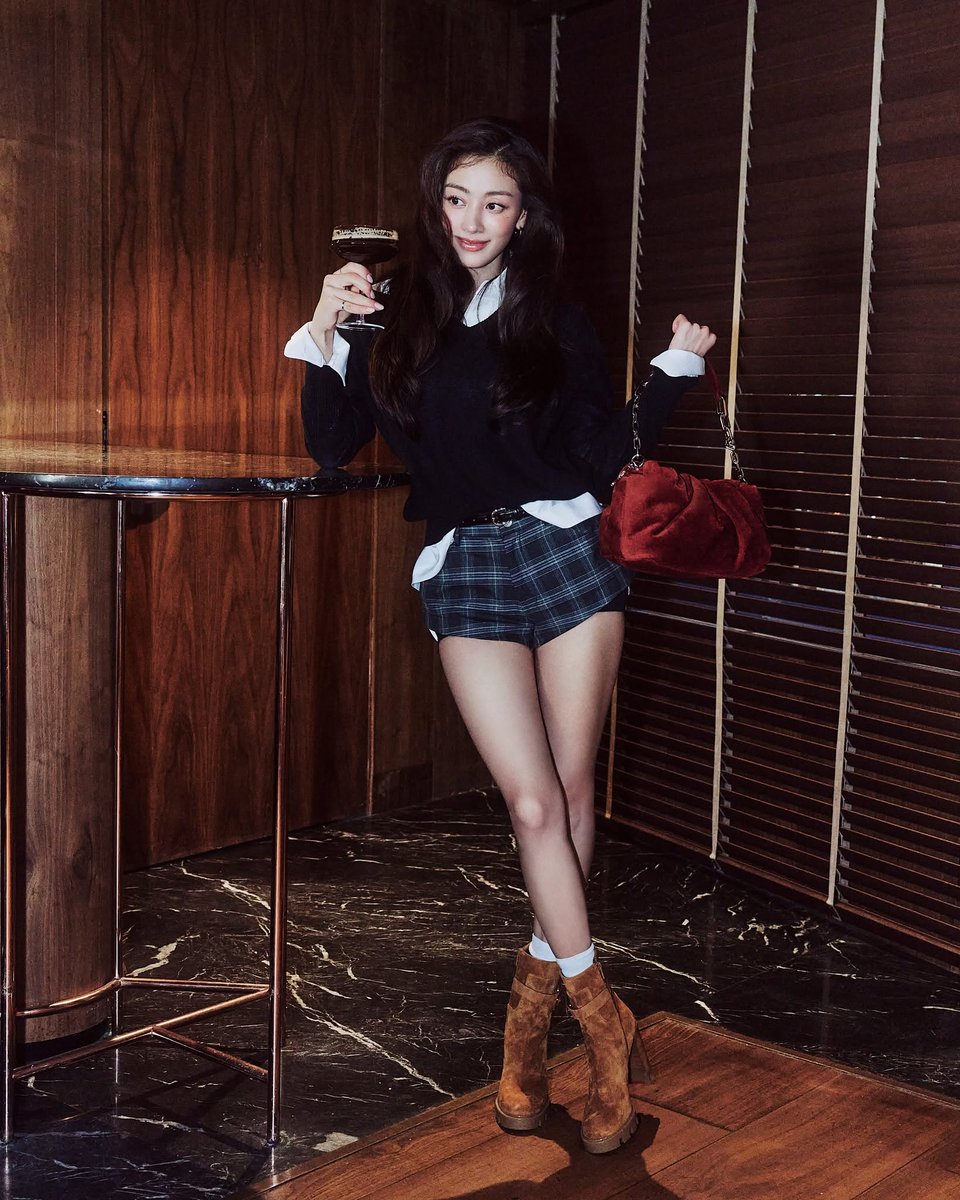 godmitzu's tweet photo. JIHYO FOR CHRISTIAN LOBUOUTIN OMG https://t.co/SAAztC6u67