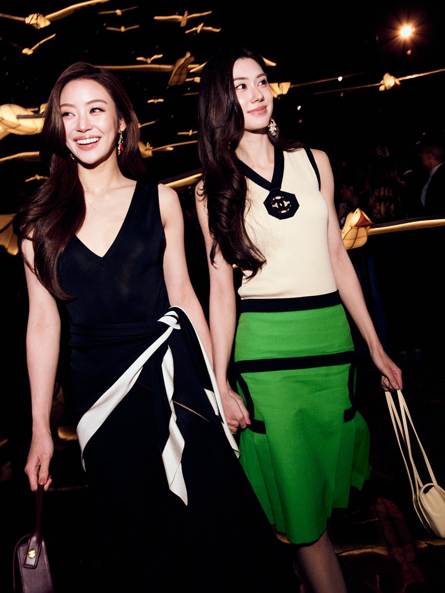 FemNewsTH's tweet photo. Chanel เผยภาพ "ลีน่า-หมิว" ร่วมชมแฟชั่นโชว์ CHANEL Spring/Summer 2027 ผลงานล่าสุดของ Matthieu Blazy ในงานปารีสแฟชั่นวีค โดยสองนักแสดงไทยเสิร์ฟลุคที่แตกต่างกันด้วยโมโนโทนเรียบหรูและสีสันสดใส
#CHANELSS27xLenaMiu
#LalinaLena #MiuNatsha
#CHANELSpringSummer
#FEMFashionWeek
#FEMNEWSTH https://t.co/oRR5eWAWHI