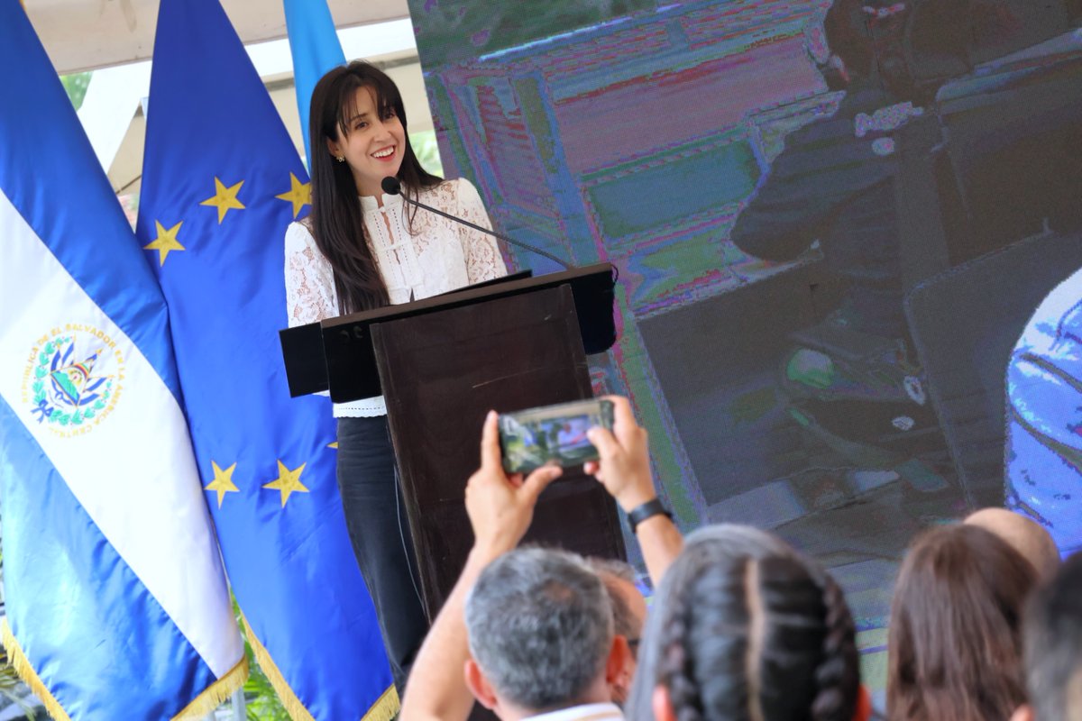 AdrianaMiraSV's tweet photo. Más conocimiento e innovación para el agro. 🌱

Hoy, junto a @AgriculturaSV, @ENA_ElSalvador, @ITU y @CENTAELSALVADOR, con el apoyo de @UEenElSalvador y @FAOElSalvador, lanzamos #AgroConecta, una iniciativa que genera oportunidades para nuestros productores y el desarrollo rural. https://t.co/zXCUwQcI6L