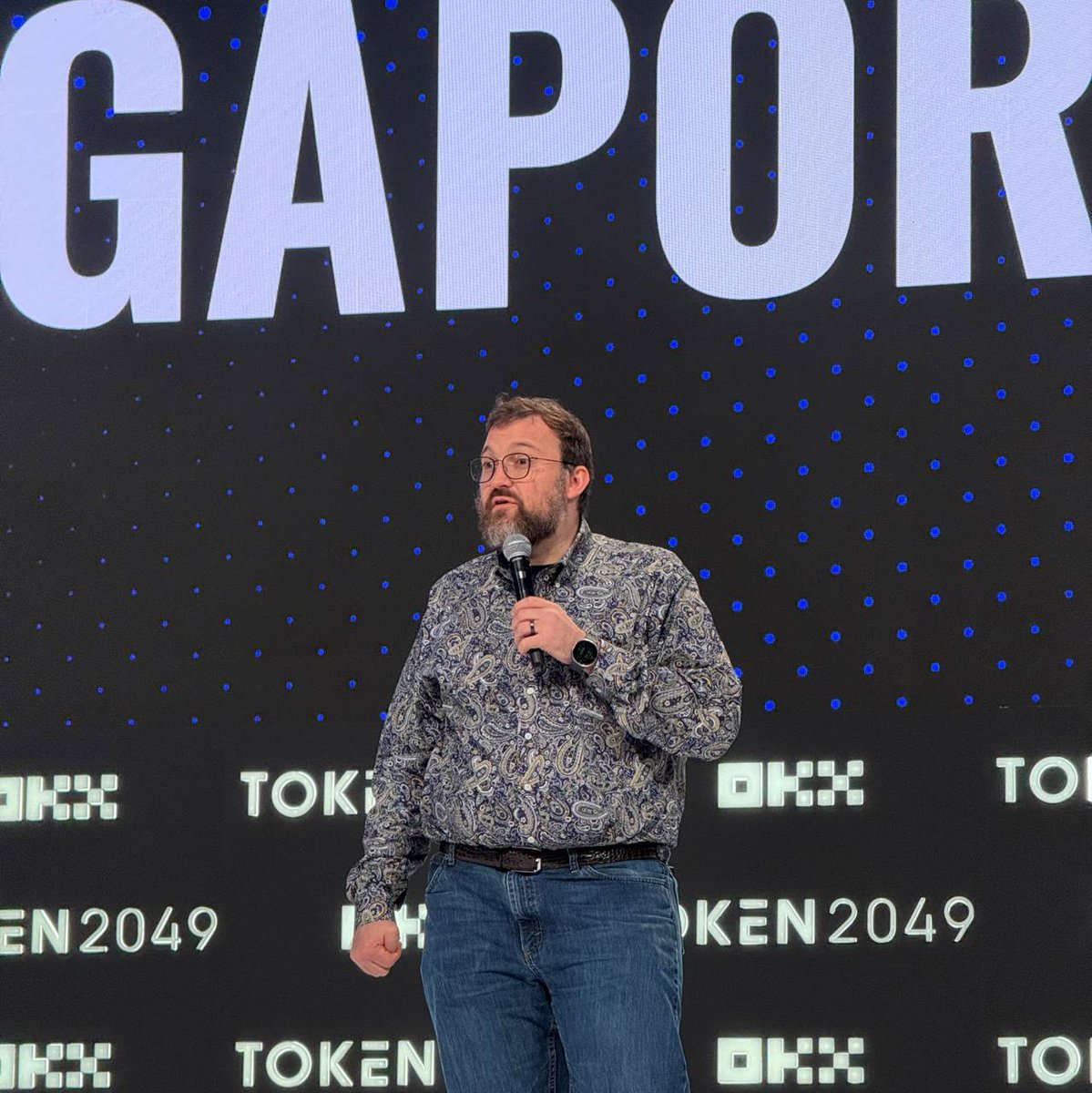Cointelegraph's tweet photo. 🇸🇬 TOKEN2049: Charles Hoskinson says smart contracts are "pretty dumb" and pitches their successor, the "Night Frame," which combines zero-knowledge proofs, MPC and trusted execution on Midnight. https://t.co/hYZTNhYNsS