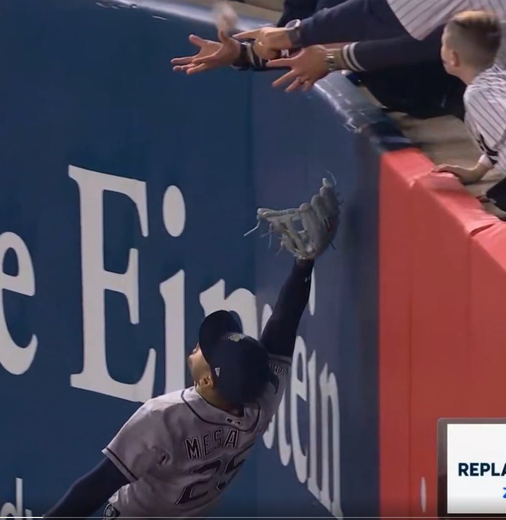 MikeJanela's tweet photo. Yankee Stadium needs one of those running tracks around the field like they have in old European soccer stadiums to keep these fans back man https://t.co/CJt1iQQZzK