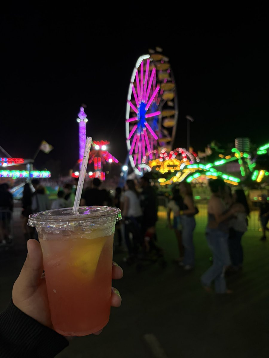 fuckinmichael's tweet photo. 🎡🎢🥰 https://t.co/Sa3rl8tBcg