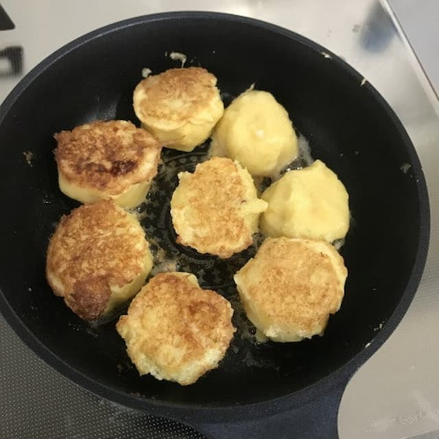 foodistnote's tweet photo. 山本ゆりさんが考案した、フライパンで作る｢スイートポテト｣がとろけます…！

さつまいも1本の皮をむいてカットして容器に入れ、水を注いで7～8分レンチン。つぶしたらバター、砂糖、牛乳を混ぜ、8等分に丸めます。あとは溶き卵にくぐらせてフライパンで焼き、バターと砂糖を加えてからめて完成！ https://t.co/wHxzK1ChkC