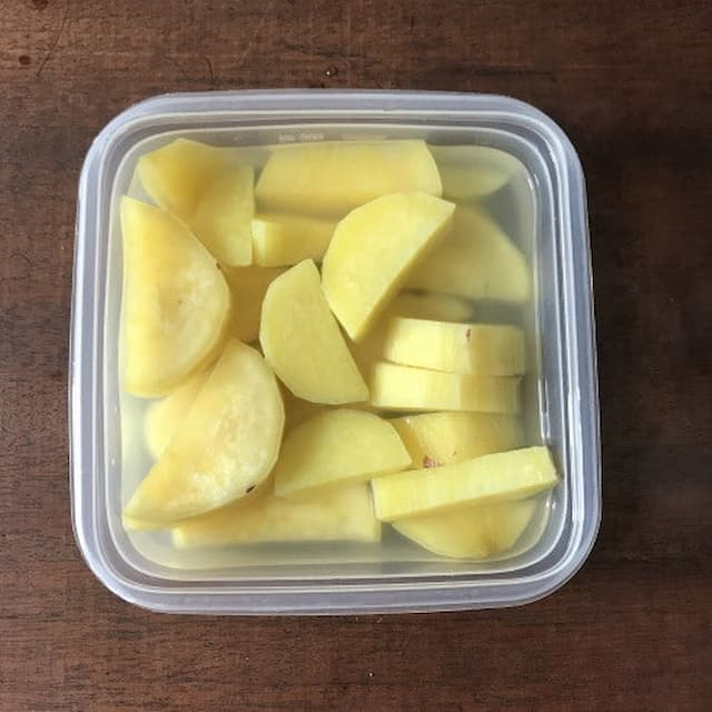 foodistnote's tweet photo. 山本ゆりさんが考案した、フライパンで作る｢スイートポテト｣がとろけます…！

さつまいも1本の皮をむいてカットして容器に入れ、水を注いで7～8分レンチン。つぶしたらバター、砂糖、牛乳を混ぜ、8等分に丸めます。あとは溶き卵にくぐらせてフライパンで焼き、バターと砂糖を加えてからめて完成！ https://t.co/wHxzK1ChkC