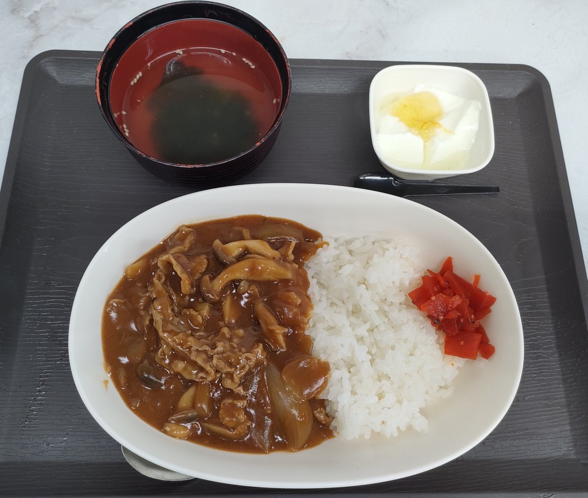 sagyousho1011's tweet photo. 本日はハヤシライス、スープ、ヨーグルトです❗️
いただきまーす🥄✨️ https://t.co/CM3ia4xIsd