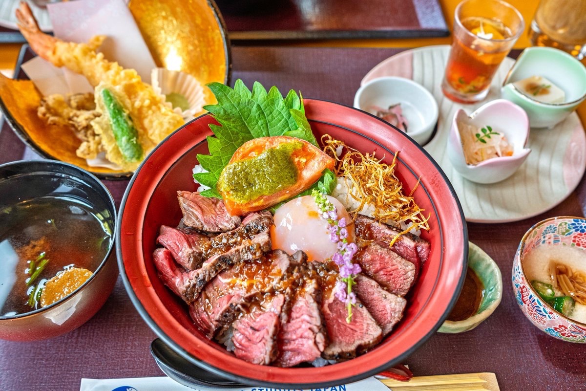 panapana124's tweet photo. 久しぶりに彩道のステーキ丼🥩🍚
お肉やわらかくて、安定のおいしさ〜💖
天ぷらもついててお腹いっぱい❣️
お昼から贅沢すぎました🤭✨

ぽぽちゃんありがとー💖
ごちそうさまでした😋🍴🙏🏻

❤︎牛ステーキ丼御膳
SAIDO
#USJファン #USJフード #USJ #ユニバ https://t.co/ffbAKG7JDI