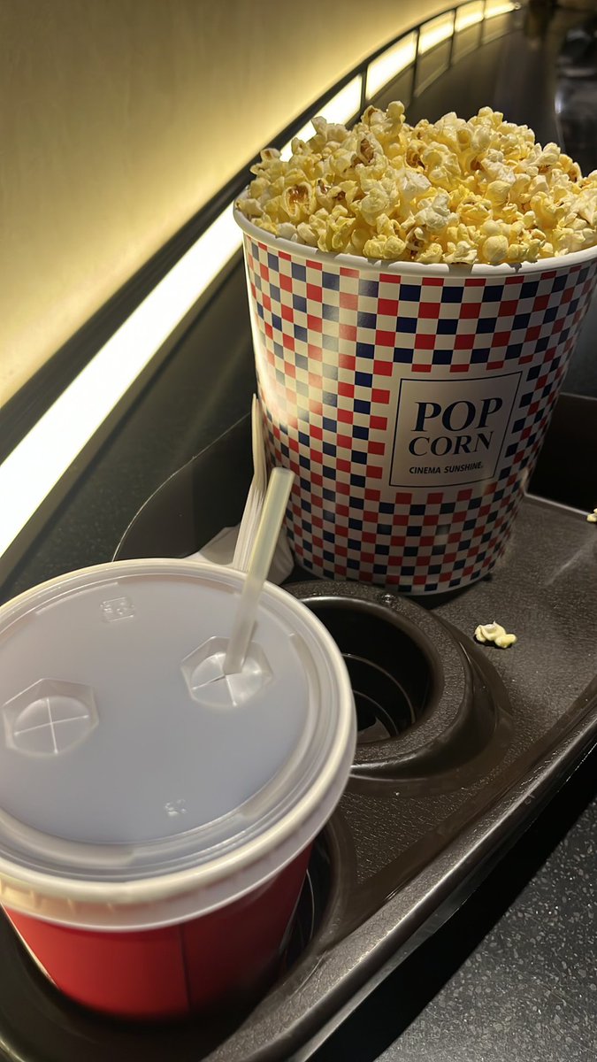 atauiui's tweet photo. 輪るピングドラム見に来たぞ。

前回の上映時、人生で一番体調不安定な時期だったため、前半だけ見て後半見てないんだよね。楽しみ。

1人でLサイズはやりすぎたか…？ https://t.co/39YyoFEUop