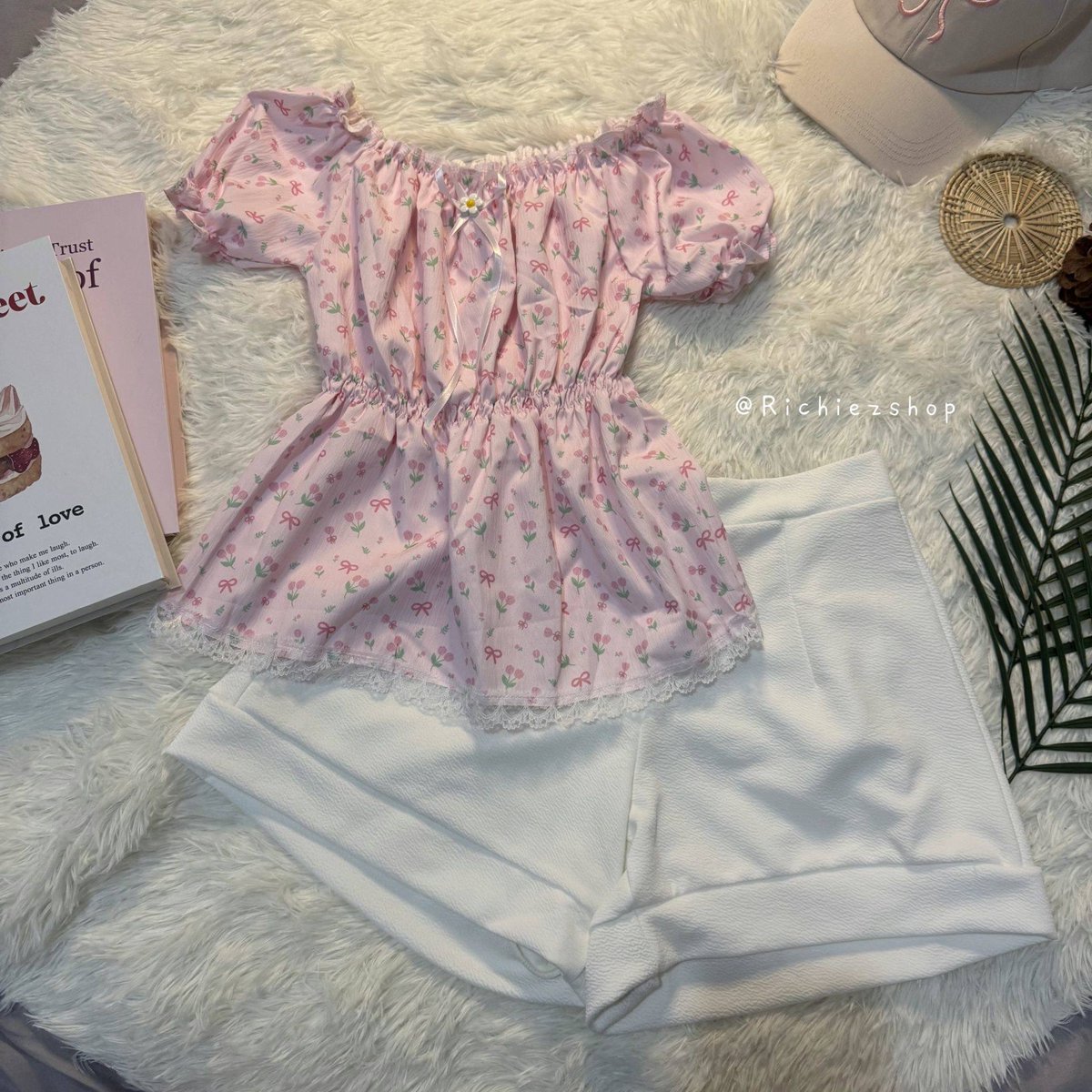 pool_mool02's tweet photo. 🥐 Dollie Set 2 ชิ้น เสื้อครอปปาดไหล่แขนตุ๊กตา กับ กางเกงขาสั้นทรงบาร์บี้ 🧺 🛒 ส่งชุดละ 183.-

เสื้อครอปปาดไหล่แขนตุ๊กตา
- อก 32-36 น��้ว ยาว 16-17 นิ้ว รอบแขน 7-8 นิ้ว
- ตัวลายทิวลิปชมพู อก 34" (บางลายอก 38-40 ทักมาถามก่อนได้)
กางเกงขาสั้นทรงบาร์บี้
เอว 24-36 นิ้ว สะโพก 38-42ยาว https://t.co/XCU23wE4rL