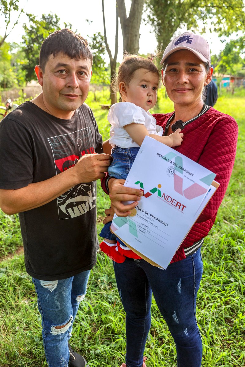 IndertPy's tweet photo. Más de un centenar de títulos fueron firmados por familias campesinas de Caazapá 

🔸 Gobierno prepara otros 1.000 títulos para su entrega en Palacio
🔸Jóvenes de Caazapá destacan que acceso al título puede frenar la migración rural

https://t.co/c9piOZ9ERH 

#GobiernoDelParaguay https://t.co/Zpjvtc2eBp