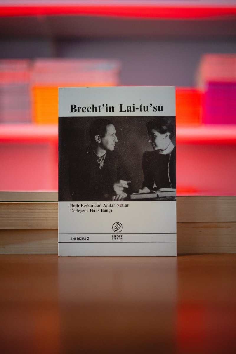 interyayinlari's tweet photo. BRECHT’İN LAİ-TU’SU
Ruth Berlau’nun Anıları ve Notları
Ruth Berlau’nun Brecht’le kurduğu sevgi, iş ve birlikte üretme ilişkisine ışık tutan anılar ve notlar.
Brecht’in sürgün yıllarına, tiyatro çalışmalarına ve Berlau’nun yaşamındaki yerine içeriden bir tanıklık. Kitapta ayrıca Brecht’in “Lai-tu’dan Öyküler”i ve Hans Bunge’nin sonsözü yer alıyor.
Aslına sadık, güvenilir çeviri.