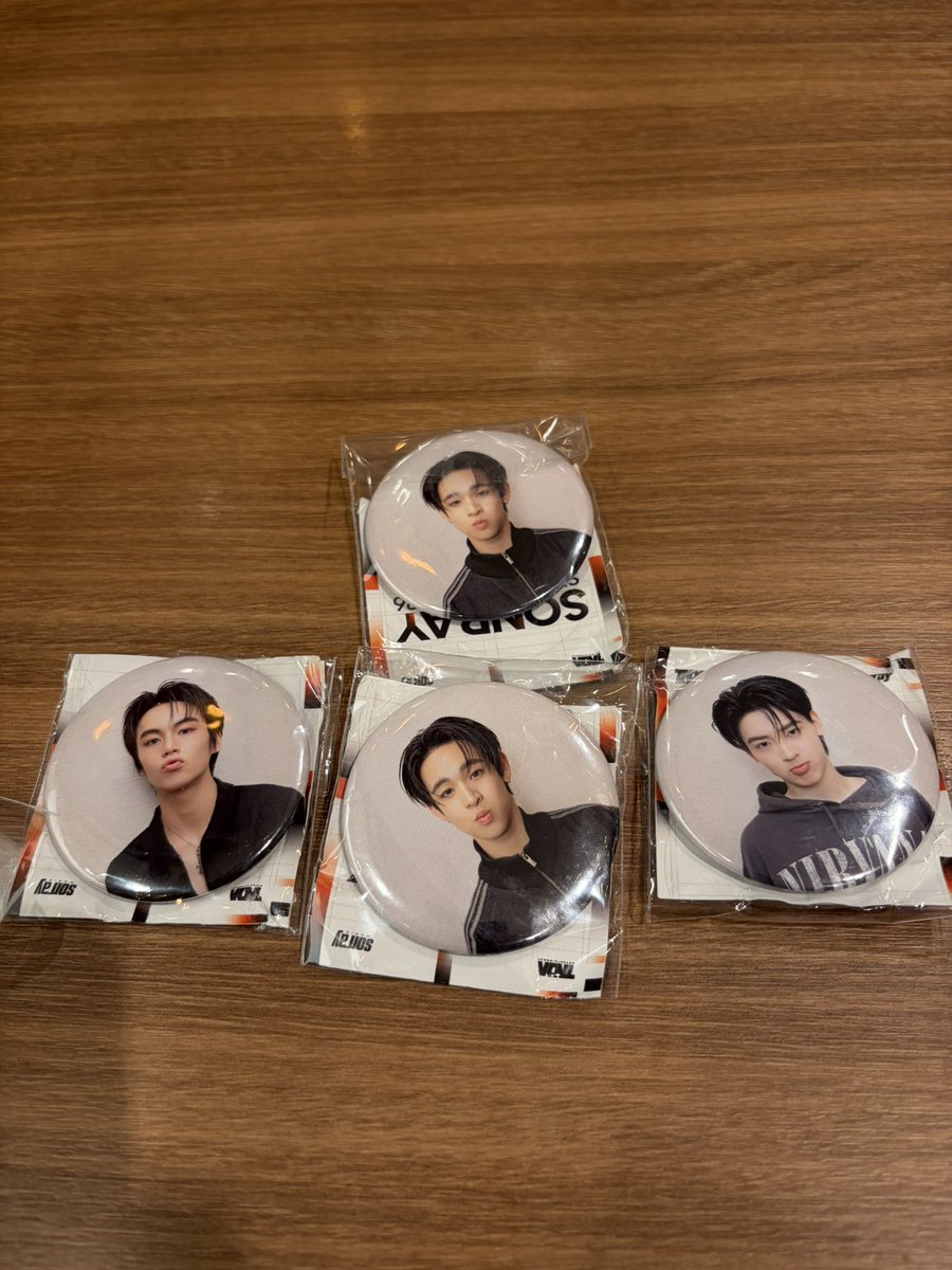 NumwaunN's tweet photo. มีเข็มกลัดปล่อย 

ตามรายการด้านล่าง นัดรับหน้างานค่ะ

#SONRAYSHOWCASE2026
#ICONSIAM
#BUSbecauseofyouishine
#DICEBLUE #DICERED
#9214KIDS
#SONRAYMUSIC
#ตลาดนัดบัส https://t.co/CR2rJyrM2M