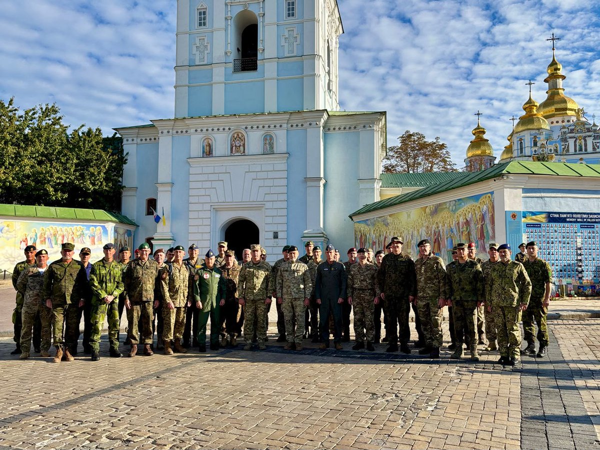 CanadaNATO's tweet photo. NATO’s Military Committee, including Canada’s Military Representative LGen Greg Smith 🇨🇦, was in Kyiv this week.

Demonstrating that even as Russia strikes Ukraine and tries to break our resolve, our support to Ukraine will not stop.

Now and always, we #StandWithUkraine https://t.co/ecb218JxbZ