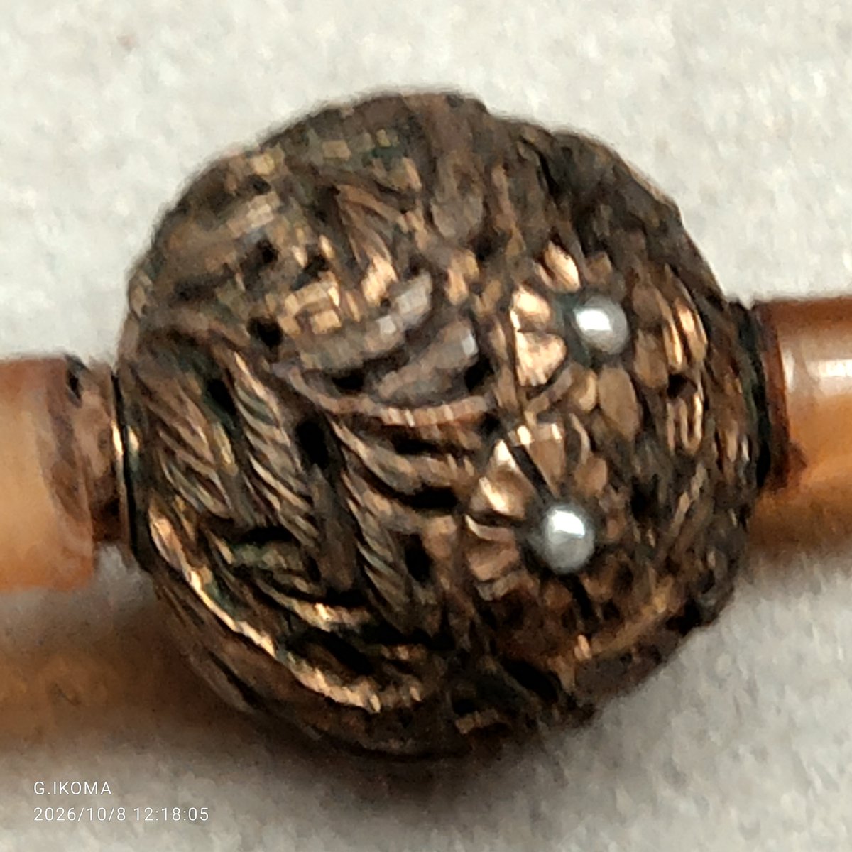 BLDG1930's tweet photo. 鼈甲（白甲）に金工の珠が付いた簪。よく見ると小さな小さな真珠が。
調べきれていないが、江戸時代末から明治中期くらいか。
それにしてもキャップ付きというのがよくわからない。 https://t.co/MzU9O5ZfB4