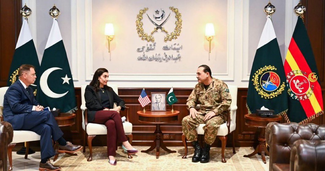 RodiumInsights's tweet photo. یہ جب بھی کسی بیرونی ملک کے وفد یا غیر ملکی شخصیت سے ملتا ہے تو کچھوے کی گردن آگے نکال کر ایسا کبڑا بن جاتا ہے جیسے اس سے زیادہ عاجز، بے ضرر اور جھکا ہوا انسان دنیا میں پیدا ہی نہیں ہوا۔

لیکن جب یہ اپنے ہموطنوں سے بات کرتا ہے، تو اسکی گردن ایسے اکڑی ہوتی ہے جیسے کسی نے پیچھے سے ڈنڈا نہیں، غرور کا پورا ستون نصب کر رکھا ہو ۔😑