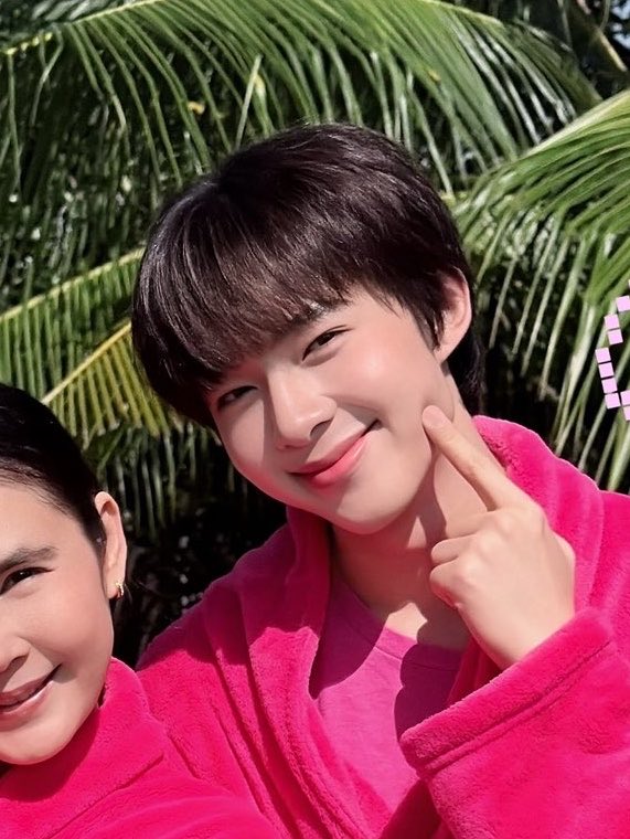 ppetchsp's tweet photo. ยัยแจ้มใสกมกม ชมพูอองตองที่สุด ! 🤏🏻🎀🩷

HUG E LHEE Q8 
#มนต์รักฮักอีหลีQ8
#NuNew 𐙚 @CwrNew https://t.co/Dr75pDEZc4