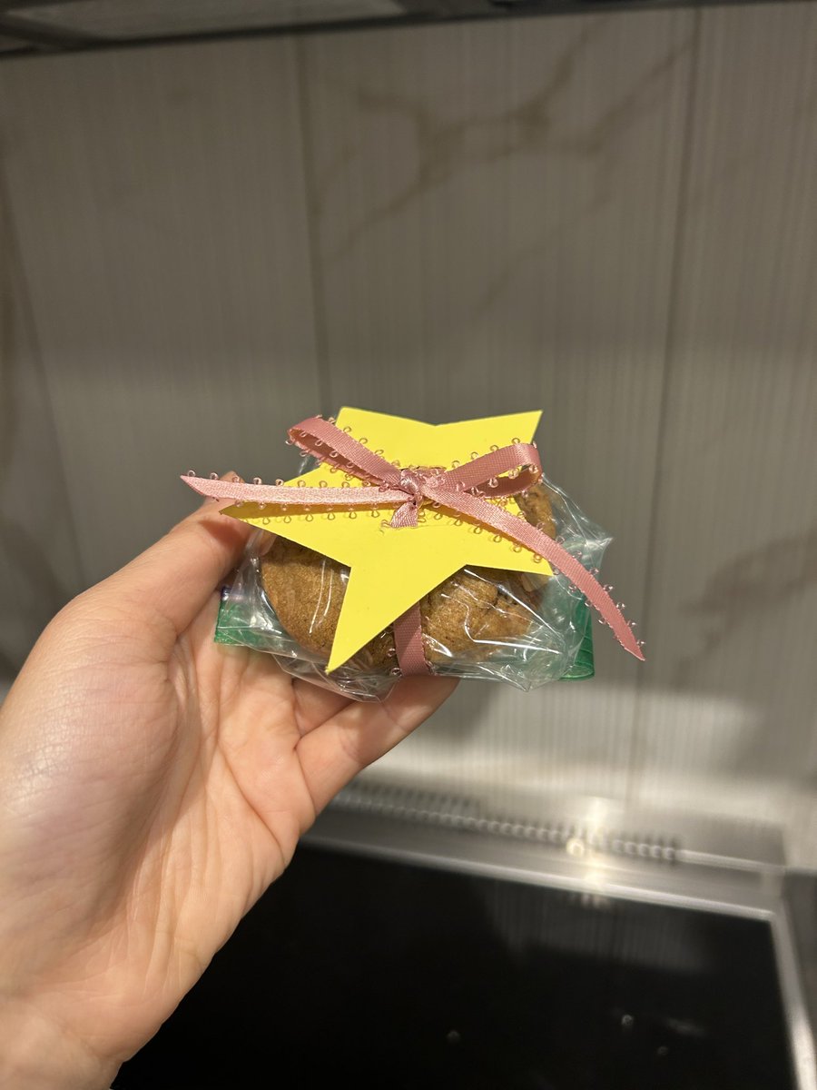 jane09890's tweet photo. i wasn’t planning on baking cookies, then did, then started a whole packaging thing for it even though it was supposed to be chill https://t.co/09KwZ6oXEl