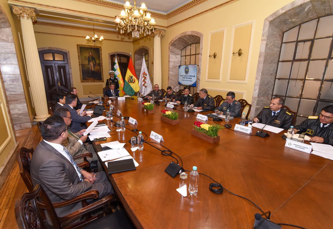 Ofiprebo's tweet photo. El presidente Paz encabezó la 5ta. sesión del Consejo Supremo de Defensa (COSDEP), donde se aprobaron cuatro anteproyectos de ley para fortalecer la seguridad y defensa de Bolivia: Seguridad y Defensa, COSDEP, Sistema de Inteligencia y una norma para enfrentar amenazas graves del crimen organizado transnacional y el narcoterrorismo.

Las propuestas pasarán a revisión de UDAPE y buscan fortalecer la inteligencia, la coordinación entre las Fuerzas Armadas y la Policía, el control de fronteras y la protección de infraestructura crítica, siempre dentro del marco constitucional.

Con estas herramientas, Bolivia avanza en el fortalecimiento de sus instituciones para enfrentar al crimen organizado y proteger la seguridad, la soberanía y la democracia del país.
