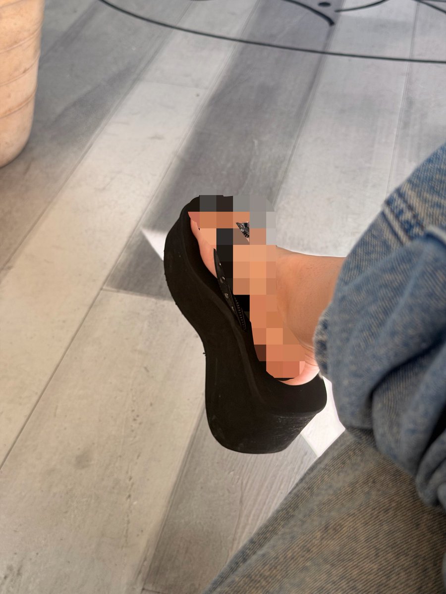 maemoment's tweet photo. the girl vs. the feet https://t.co/vdq8YH5u8F