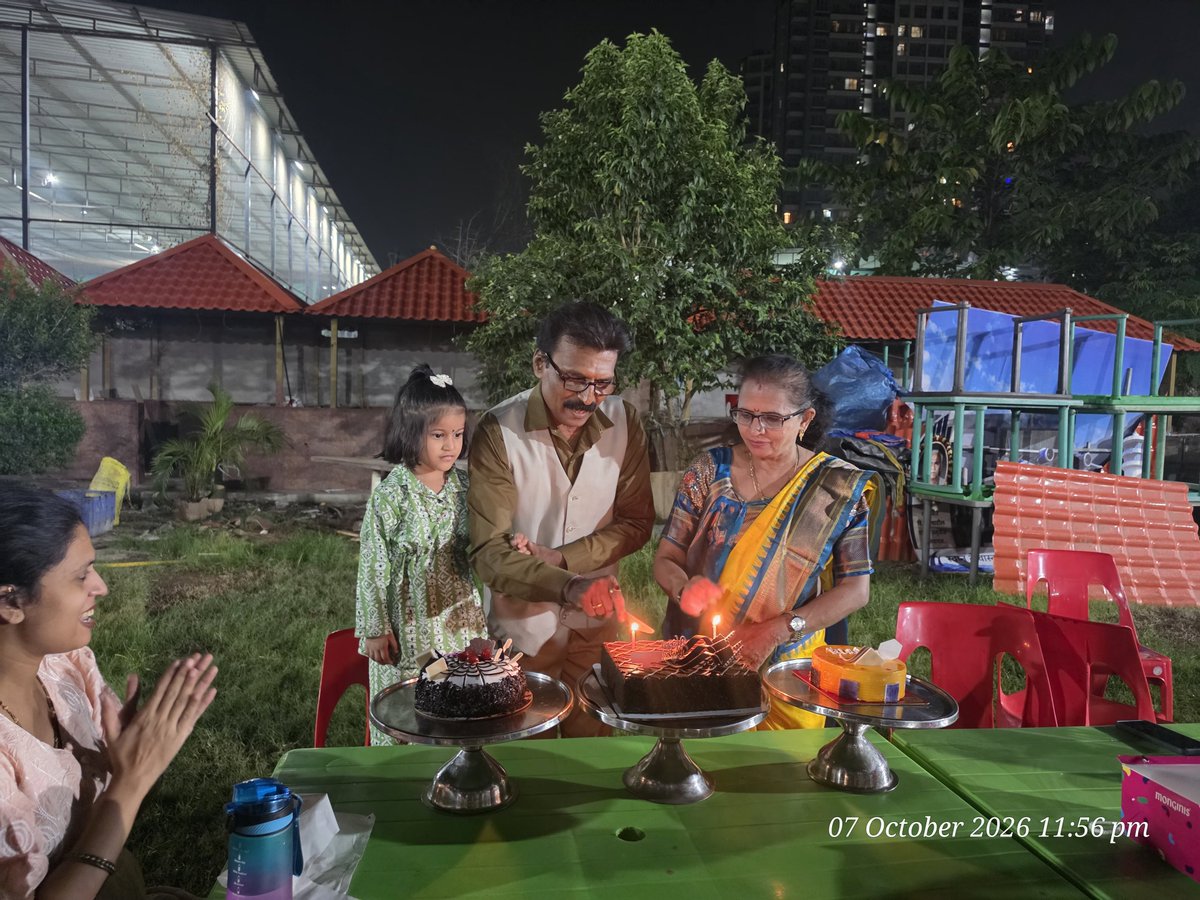 Maharashtra901's tweet photo. महेंद्र उर्फ अण्णा पंडीत यांच्या वाढदिवसानिमित्त शुभेच्छांचा वर्षाव

ठाणे : सामाजिक आणि पत्रकारिता क्षेत्रात आपल्या कार्याची वेगळी ओळख निर्माण करणारे मा. श्री. महेंद्र उर्फ अण्णा पंडीत यांचा वाढदिवस उत्साहात साजरा करण्यात आला. यानिमित्त विविध क्षेत्रातील मान्यवर, मित्रपरिवार, सहकारी आणि हितचिंतकांनी त्यांना प्रत्यक्ष तसेच सोशल मीडियाच्या माध्यमातून वाढदिवसाच्या मनःपूर्वक शुभेच्छा दिल्या.

अण्णा पंडीत हे केवळ सामाजिक आणि पत्रकारिता क्षेत्रातील कार्यकर्ते म्हणून नव्हे, तर आपल्या सहकाऱ्यांना योग्य मार्गदर्शन करणारे आणि अडचणीच्या काळात आधार देणारे व्यक्तिमत्त्व म्हणून परिचित आहेत. त्यांच्या अनुभवातून अनेकांना योग्य दिशा आणि प्रेरणा मिळत असल्याचे त्यांच्या सहकाऱ्यांकडून सांगण्यात आले.

श्रमिक (मु.) पत्रकार संघ, महाराष्ट्र राज्याचे राज्य उपाध्यक्ष तसेच राष्ट्रीय भ्रष्टाचार एवं अत्याचार निवारक परिषद, ठाणे जिल्हाध्यक्ष म्हणून ते विविध सामाजिक आणि पत्रकारिता क्षेत्रातील जबाबदाऱ्या पार पाडत आहेत. सामाजिक प्रश्नांवर आवाज उठवताना सर्वसामान्य नागरिकांच्या समस्या मांडण्याचे कामही ते सातत्याने करत आहेत.

त्यांच्या वाढदिवसानिमित्त शुभेच्छा देताना अनेकांनी त्यांच्या निरोगी आयुष्याची, दीर्घायुष्याची आणि सामाजिक कार्याला अधिक बळ मिळण्याची अपेक्षा व्यक्त केली.

मा. महेंद्र उर्फ अण्णा पंडीत यांना वाढदिवसाच्या मनःपूर्वक हार्दिक शुभेच्छा! 💐🌹

— महाराष्ट्र लोक संवाद