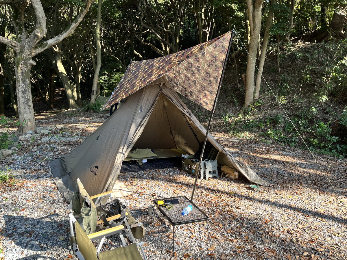 kujyu05230's tweet photo. 涼しくなったので先日BBQしに行って来た。
寝床テントはもうこのスタイルが本当に良い。腰にも優しく、設営撤収手入も楽。
ネイチャーハイク ワンポールティピーを二股化。二股ポールは250cmで丁度良い

翌朝は小雨で、こんなタープでも役に立つし、強い日差し避けの時はTCタープに替える。 https://t.co/7mENzICJJS