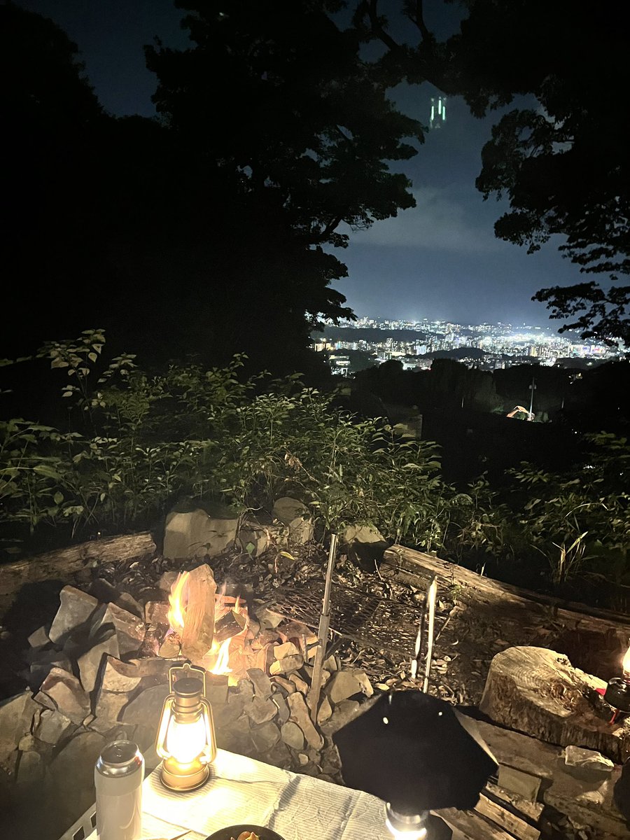 kujyu05230's tweet photo. 涼しくなったので先日BBQしに行って来た。
寝床テントはもうこのスタイルが本当に良い。腰にも優しく、設営撤収手入も楽。
ネイチャーハイク ワンポールティピーを二股化。二股ポールは250cmで丁度良い

翌朝は小雨で、こんなタープでも役に立つし、強い日差し避けの時はTCタープに替える。 https://t.co/7mENzICJJS