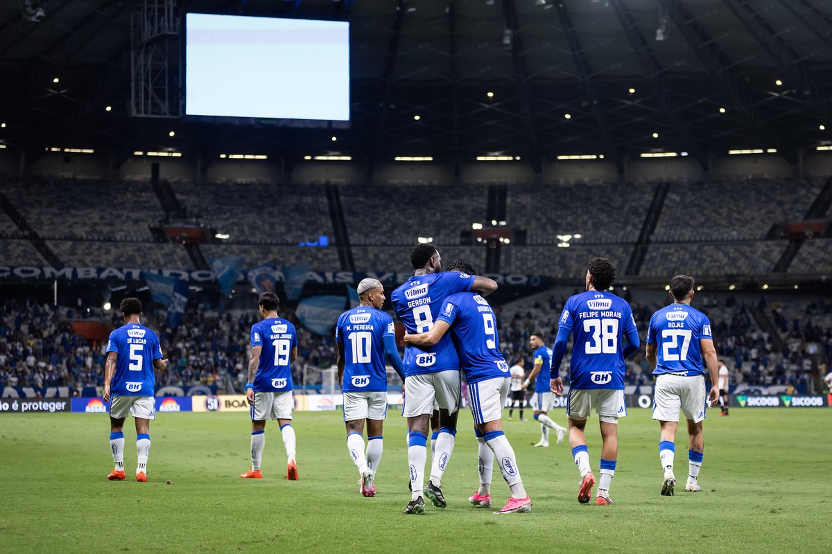 Cruzeiro's tweet photo. Boa noite com mais três pontos, Nação! 🦊💙

📸 @ggaleixo / Cruzeiro https://t.co/rYJRY4uXN0