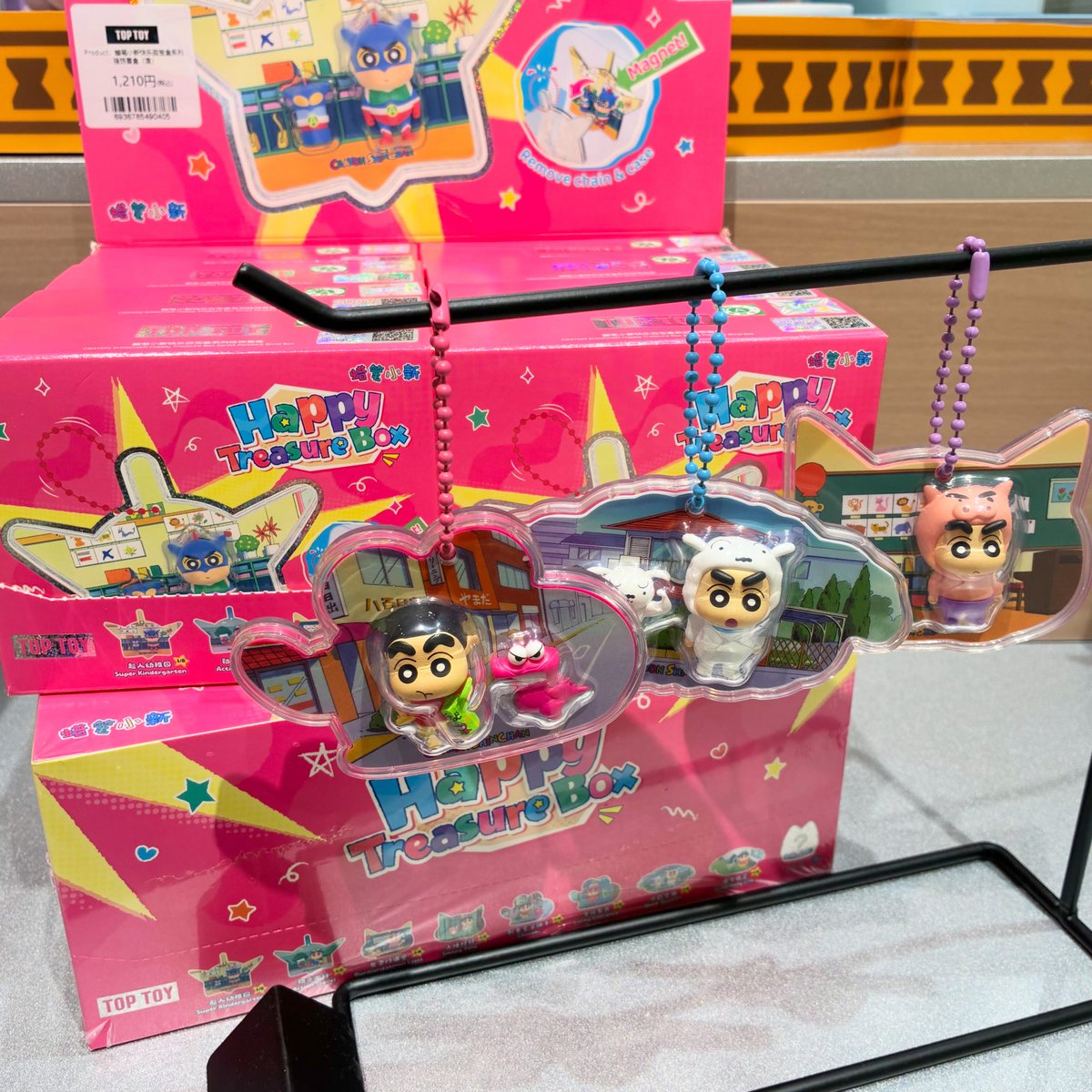TOPTOYtakasaki's tweet photo. 【クレヨンしんちゃん Happy Treasure Box】が新入荷いたしました〜！！🫶🏻💞
⁡
どのデザインが出ても可愛すぎます（՞>⩊<՞）
透明ケースとチェーンを外すとマグネットにもなりますっ😻✨️
⁡
ぜひ店頭でチェックしてみてくださいね🎶
⁡
#toptoy #toptoyjapan #クレヨンしんちゃん https://t.co/Luhs9CrmGf
