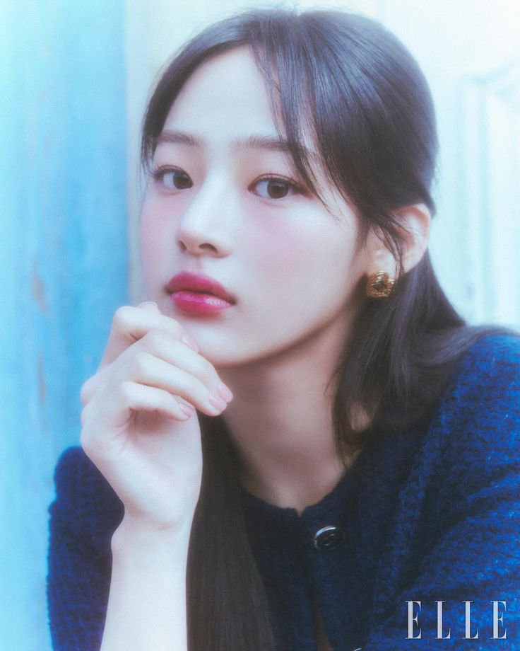 za_i5200's tweet photo. I really like these pictures; they look like they're from a fantasy world. 
#Minji #Chanel https://t.co/mMHsvlTg6E