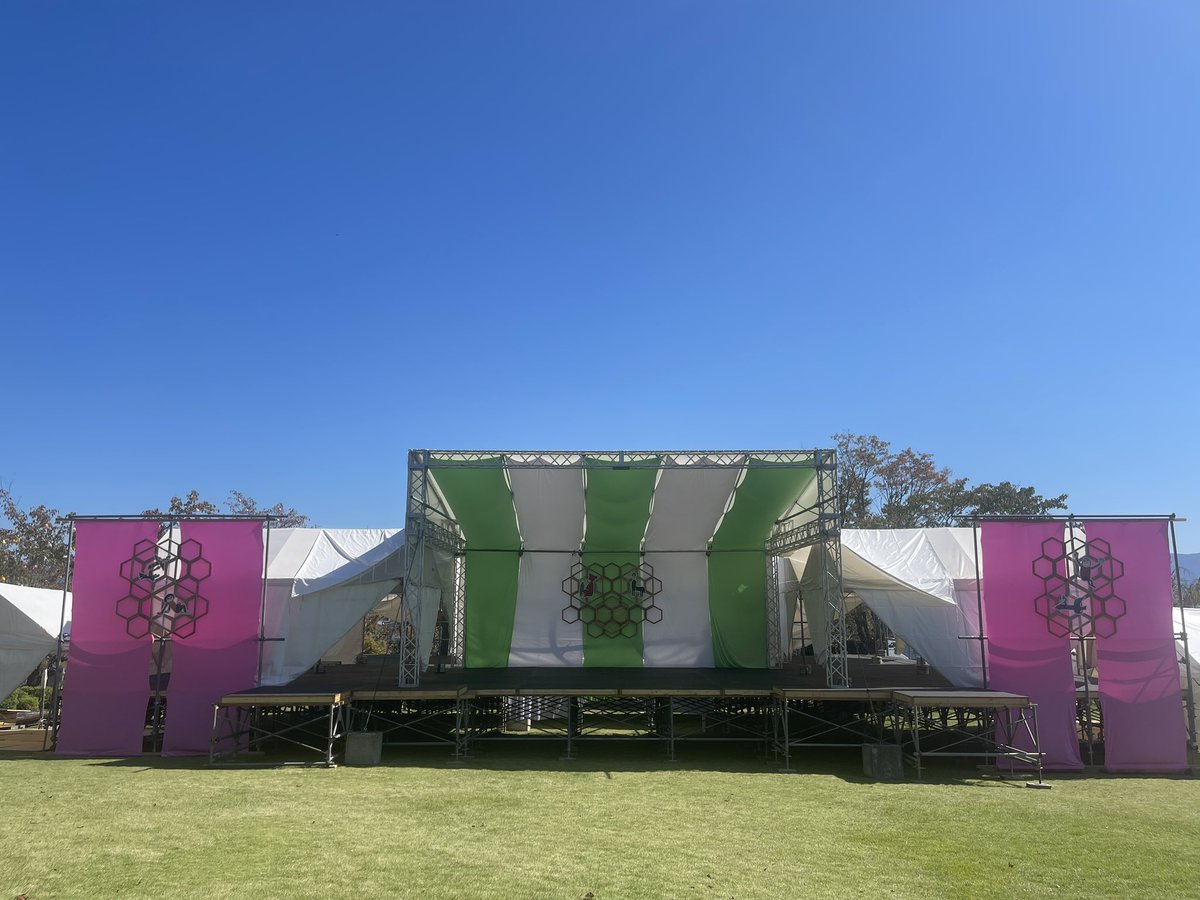 sabaejam's tweet photo. ＼ 会場、できてきています！！ ／

鯖江JAMフェスティバル2026
開催まで、いよいよあとわずか。

西山公園では設営がどんどん進行中。
天気も良好☀️
ステージや会場の形が見えてきて、いよいよフェスが始まる実感が湧いてきました🔥

10月11日(日)・12日(月・祝)
この西山公園で、最高の2日間を一緒に楽しみましょう！

そして、
🎫 前売券を購入できる日も残りわずかです！

【TICKET】
■ 2日通し券
14,300円

■ グループ割 2日通し券（4名）
52,800円

■ 1日券
7,700円

■ 中高生 1日券
3,300円

■ シニア 1日券
3,300円

「行こうかな」と迷っている方は、ぜひお早めに。
このラインナップを西山公園で体感できる2日間。
前売券が購入できるうちに、ぜひチケットを確保してください🔥

さらに、
🚗 無料駐車場も残り枠が少なくなってきています！

お車でご来場予定の方は、
チケットとあわせて駐車場の確保もお早めにお願いします。

【無料入場について】
・小学生以下のお子様
※入場券をお持ちの保護者の同伴が必要です

・鯖江市在住の18歳以下の方

・鯖江市外在住でも、鯖江市内の対象学校に通う学生の方
鯖江中学校／中央中学校／東陽中学校／鯖江高校／福井高専（3年生まで）

※受付にて学生証など、対象であることが確認できるものをご提示ください。

会場が少しずつ完成していく、この景色。

いよいよです。

10月11日・12日、
西山公園でお待ちしています！！

🎵 鯖江JAMフェスティバル2026
📅 2026年10月11日(日)・12日(月・祝)
📍 福井県鯖江市 西山公園

#鯖江JAMフェスティバル2026
#鯖江JAM
#サバジャム
#鯖江
#西山公園