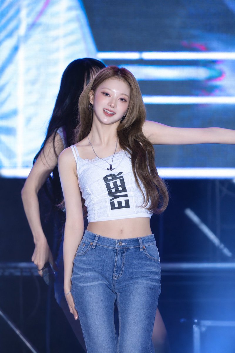 celebkr's tweet photo. Who_이나경,프로미스나인
Where_대학축제
Wearing_시너진 @synerjyn 
Product_101 CAT WASHING LOW-RISE JEANS

#이나경 #LEENAGYUNG #프로미스나인 #fromis_9 #시너진 #SYNERJYN https://t.co/XpvmTpAdIQ