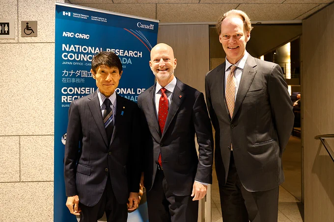 古川大臣、NRC(カナダ国立研究機構)総裁ミッチ・デイビス氏、イアン・マッケイ駐日カナダ大使の写真