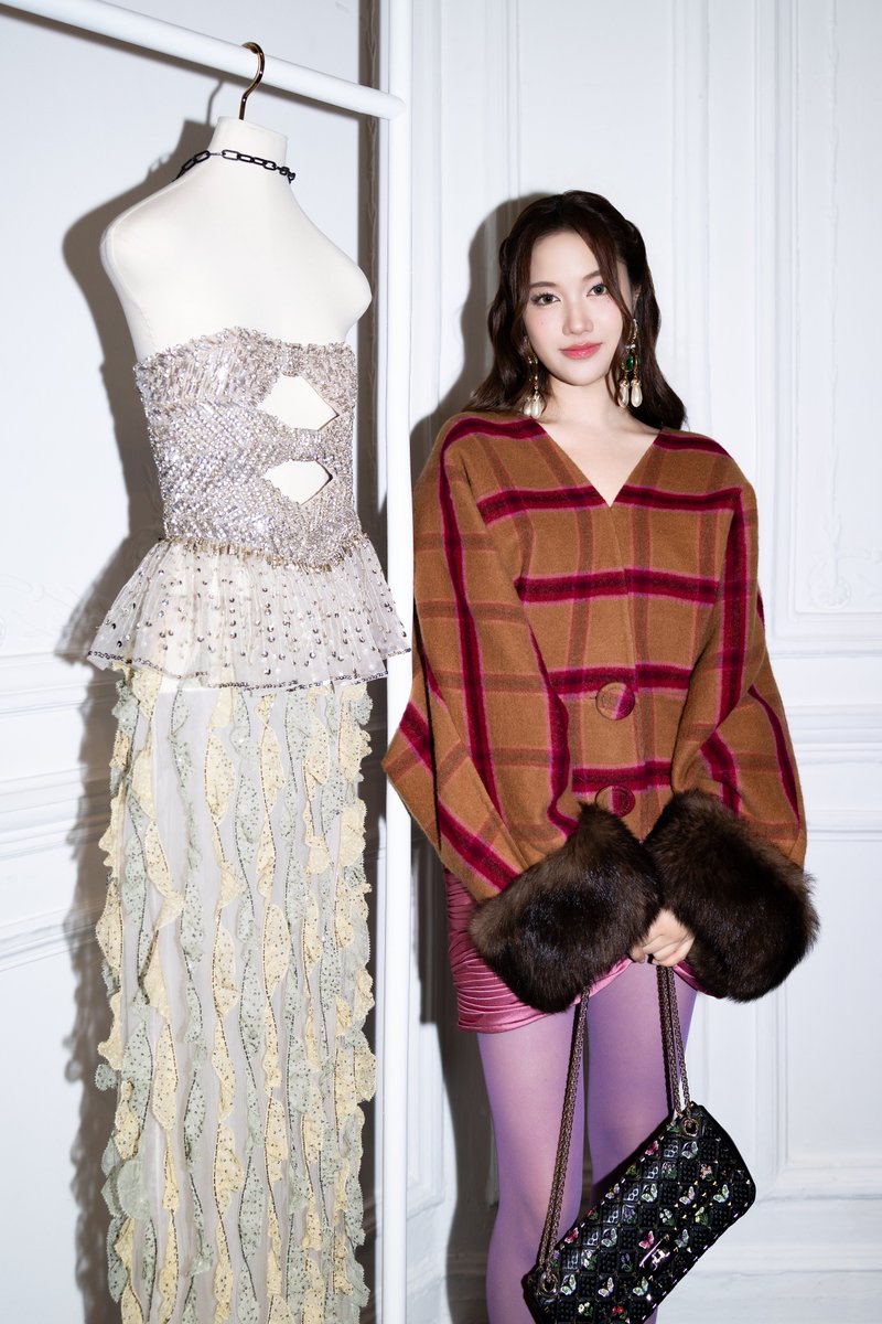 mstarnewsth's tweet photo. ฟรีน สโรชา (Freen Sarocha) พาเยี่ยมชมรายละเอียดจากคอลเล็กชั่น Valentino Antibiblioteca Spring-Summer 2027 ผลงานการออกแบบโดยผู้อำนวยการฝ่ายสร้างสรรค์ อเลสซานโดร มิเคเล่ (Alessandro Michele) ซึ่งจัดแสดงแฟชั่นโชว์ไปเมื่อวันที่ 4 ตุลาคม 2027 ณ กรุงปารีส ประเทศฝรั่งเศส

@maisonvalentino

SAROCHA X VALENTINO PFW SS27

#ValentinoSS27xFreen
#ValentinoAntibiblioteca
#srchafreen‌