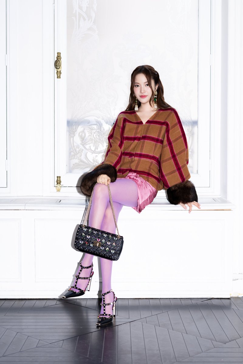 mstarnewsth's tweet photo. ฟรีน สโรชา (Freen Sarocha) พาเยี่ยมชมรายละเอียดจากคอลเล็กชั่น Valentino Antibiblioteca Spring-Summer 2027 ผลงานการออกแบบโดยผู้อำนวยการฝ่ายสร้างสรรค์ อเลสซานโดร มิเคเล่ (Alessandro Michele) ซึ่งจัดแสดงแฟชั่นโชว์ไปเมื่อวันที่ 4 ตุลาคม 2027 ณ กรุงปารีส ประเทศฝรั่งเศส

@maisonvalentino

SAROCHA X VALENTINO PFW SS27

#ValentinoSS27xFreen
#ValentinoAntibiblioteca
#srchafreen‌