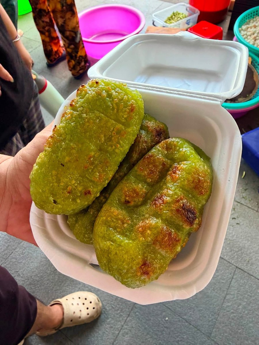 Louisb_crypto's tweet photo. Thứ 5 có bánh chuối cuộn nếp lá dứa nướng.🤤

Vỏ xanh thơm, chuối dẻo ngọt, mép cháy nhẹ. Cắn một miếng là nhớ quán vỉa hè. 

Nướng than hay nướng chảo mới đúng vị? 🍌✨
#banhchuoi #thu5 #anduongpho https://t.co/HGbrGDLXs1