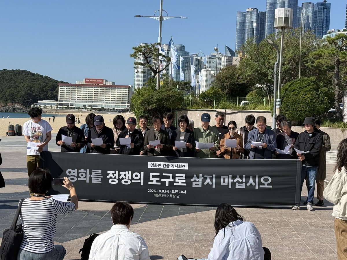 Yeon_Z's tweet photo. 해운대에서 영화감독님들이랑 영화인들 기자회견했어 아마도 암살자들 때문에 이렇게 하는거겠지 근데… 친구랑 이야기하는데 이 친구는 영화도 안 봤는데 영화가 문제가 있으니깐 그렇겠지 이래서 아….. 이렇게 된 상태됨 
영화를 안봤는데 아…. https://t.co/dlQG1Hf6cW