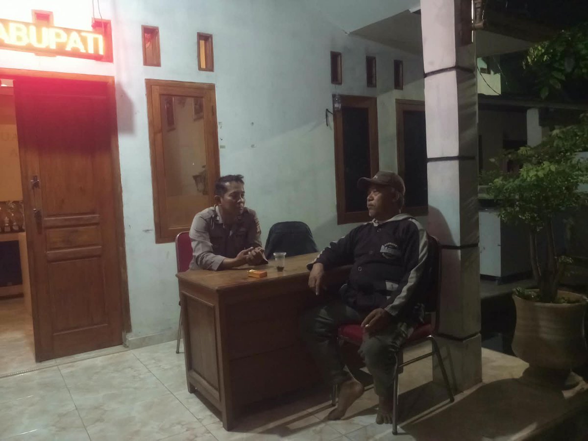 PolsekPasawahan's tweet photo. Bhabinkamtibmas Polsek Pasawahan melaksanakan giat sambang silaturahmi kepada warga masyarakat di wilayah desa binaannya
#polripresisi
#divisihumaspolri
#ditbinmaspoldajabar
#humaspoldajabar
#humaspolrespurwakarta
#polrespurwakarta
#polsekpasawahanpurwakarta https://t.co/EW6bmI2sNT