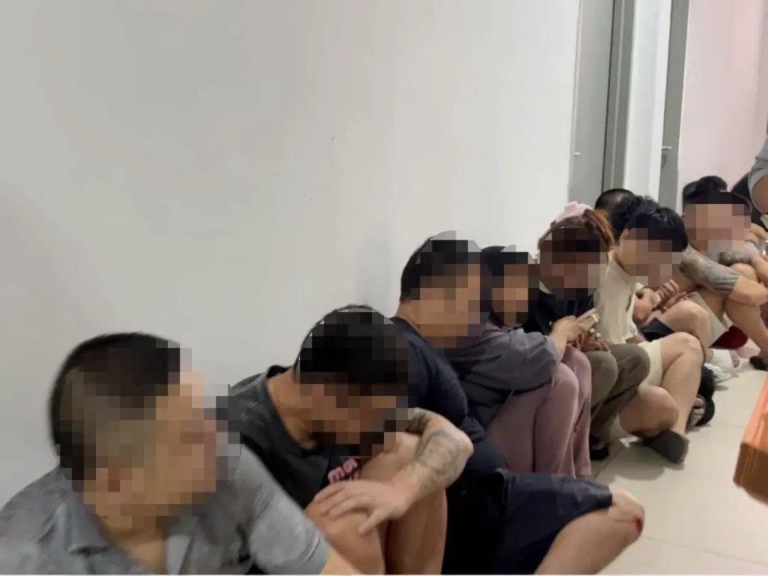 whyyoutouzhele's tweet photo. 马来西亚突袭诈骗中心，拘捕98人，其中88名中国籍人员

10月6日，马来西亚移民局公布，执法人员于5日突袭彭亨州林明一处疑似诈骗中心，拘捕98人。按通报人数口径，其中88人为中国籍，另包括其他外籍人员及3名当地人，度假村业主也被扣留。

移民局称，该场所使用发电机和星链联网，24小时轮班运作，并给成员设定业绩指标；现场查获120套电脑、100部手机及11套星链设备。被拘人员已送往布城接受进一步调查。