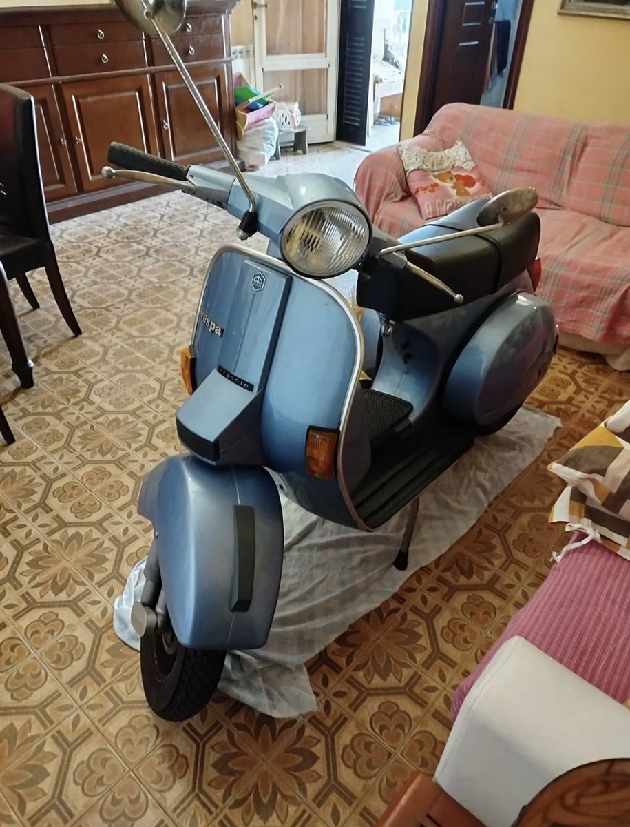 GRUPPORS1984's tweet photo. こちらはイタリアから
あまり見かけないV35Ⅱ
スクリーン、パニアケ��ス付いて、長距離お供にいかがでしょうか?
ラージベスパはイタリアでも高いのですね、日本より高い?かも。
オーナーの方は大切に乗ってください。
Motomのエンジンは60cc
欲しいものいっぱい。
#motoguzzi #vespa #motom https://t.co/xZJxQf5zmT