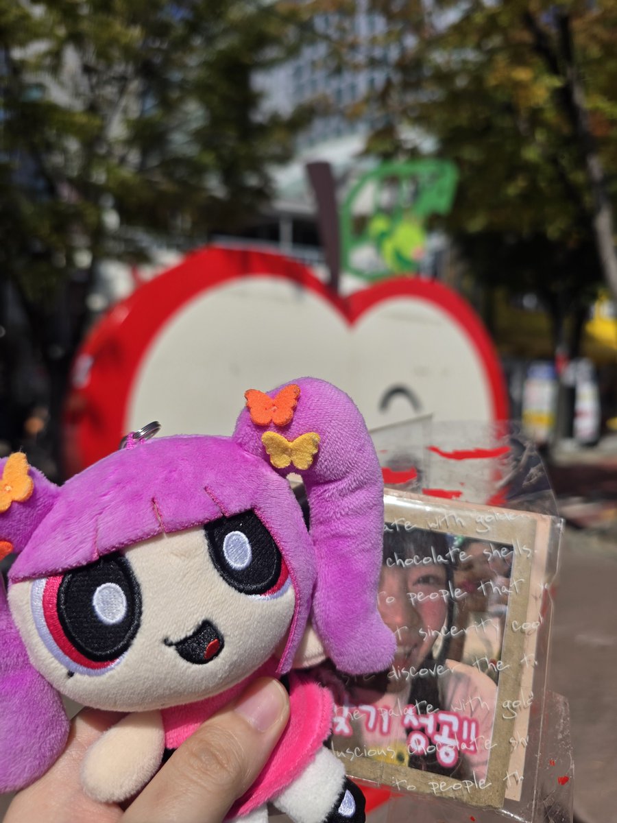 cliff_cow's tweet photo. Sticking her own memes at treasure points for Bunnies to find PhamPham r u serious rn?? 
😭😭😭😭😭 https://t.co/dgMNVGFauG
