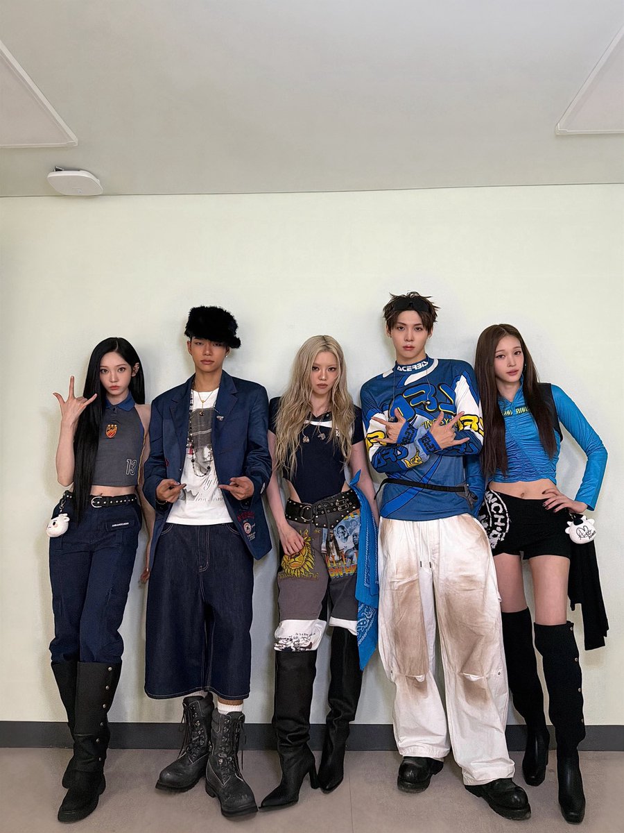celebkr's tweet photo. Who_영서,올데이프로젝트
Where_대학축제
Wearing_시너진 @synerjyn 
Product_TWO-WAY SNAP BOOTS

#영서 #YOUNGSEO #올데이프로젝트 #ALLDAY_PROJECT #시너진 #SYNERJYN https://t.co/PPV3RAjM3D
