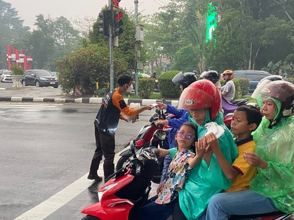 dompetdhuafaorg's tweet photo. Kabut Asap Pekat Masih Menghantui Kalimantan, Dompet Dhuafa dan PT Sinar Metrindo Perkasa Upayakan Perlindungan bagi Warga

https://t.co/Ea0s6jAhee https://t.co/qHwUV94zfc