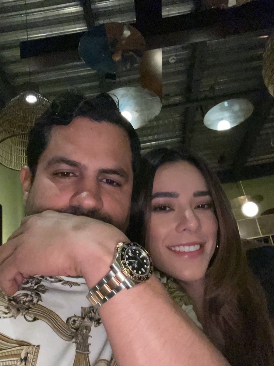 jorgegogdl's tweet photo. El diputado local de Morena en Sinaloa, Carlos Escobar, presumiendo su reloj Rolex GMT Máster II de 22,100 dólares (unos 400 mil pesos)

Mientras apoya a @imeldacastromx  pre candidata de Morena en Sinaloa.

Riqueza inexplicable de Rocha Moya y secuaces https://t.co/Lt57K9woR8