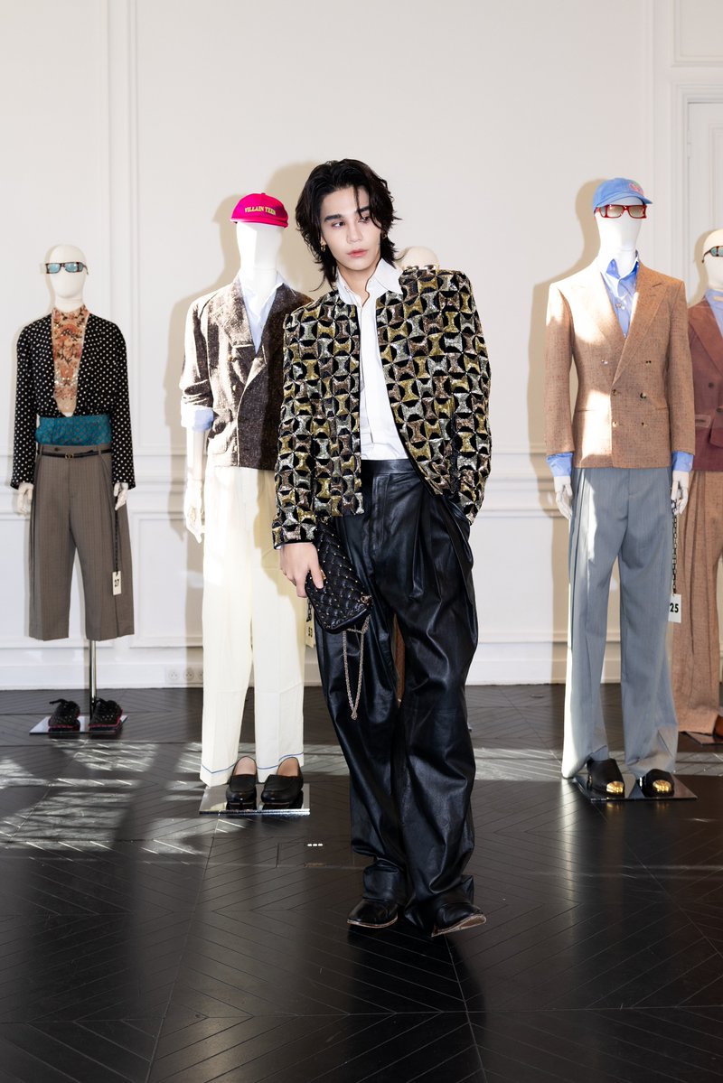 _24News_'s tweet photo. เจฟ ซาเตอร์ และ ฟรีน สโรชา พาเยี่ยมชมคอลเล็กชั่น VALENTINO ANTIBIBLIOTECA SPRING-SUMMER 2027

SAROCHA X VALENTINO PFW SS27
#srchafreen #jeffsatur
#ValentinoSS27xFreen
#ValentinoAntibiblioteca

สองแบรนด์แอมบาสเดอร์ประจำเมซง เจฟ ซาเตอร์ (Jeff Satur) และ ฟรีน สโรชา (Freen Sarocha) พาเยี่ยมชมรายละเอียดจากคอลเล็กชั่น Valentino Antibiblioteca Spring-Summer 2027 ผลงานการออกแบบโดยผู้อำนวยการฝ่ายสร้างสรรค์ อเลสซานโดร มิเคเล่ (Alessandro Michele) ซึ่งจัดแสดงแฟชั่นโชว์ไปเมื่อวันที่ 4 ตุลาคม 2027 ณ กรุงปารีส ประเทศฝรั่งเศส

ทั้งสองได้ร่วมสำรวจรายละเอียดของเสื้อผ้าทั้งฝั่งสุภาพสตรีและสุภาพบุรุษ รวมถึงเครื่องประดับจาก Valentino Garavani อย่างใกล้ชิด ถ่ายทอดดีเอ็นเออันโดดเด่นของเมซงผ่านเทคนิคระดับสูง การเลือกใช้แมตทีเรียลที่หลากหลาย สะท้อนจิตวิญญาณของเมซงได้อย่างชัดเจน

@maisonvalentino
CREDIT: Valentino