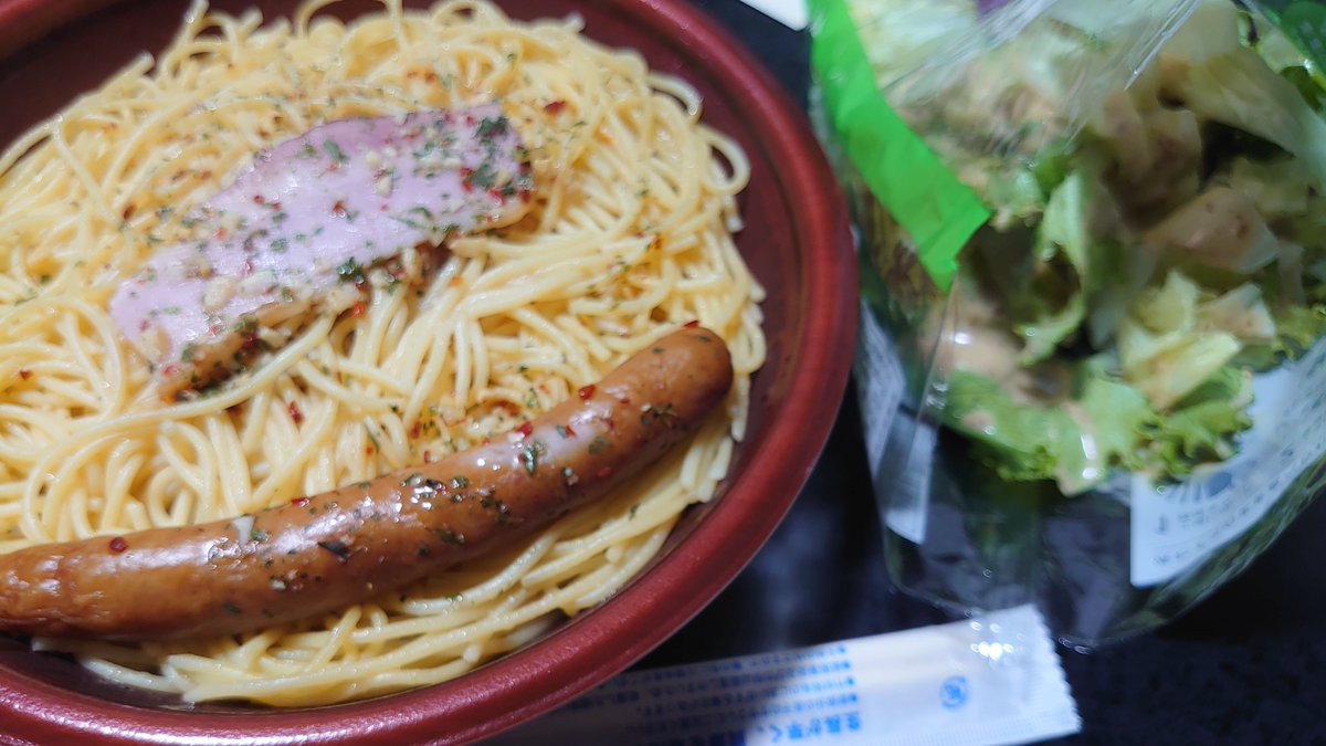 RN_stickfigure's tweet photo. ローソンペペロンチーノとサラダ。飲み物無料クーポンにつられて。
財政難でもマラソンやるならさぞ潤いそうだな。 #飯 https://t.co/OBEa8zbqGa