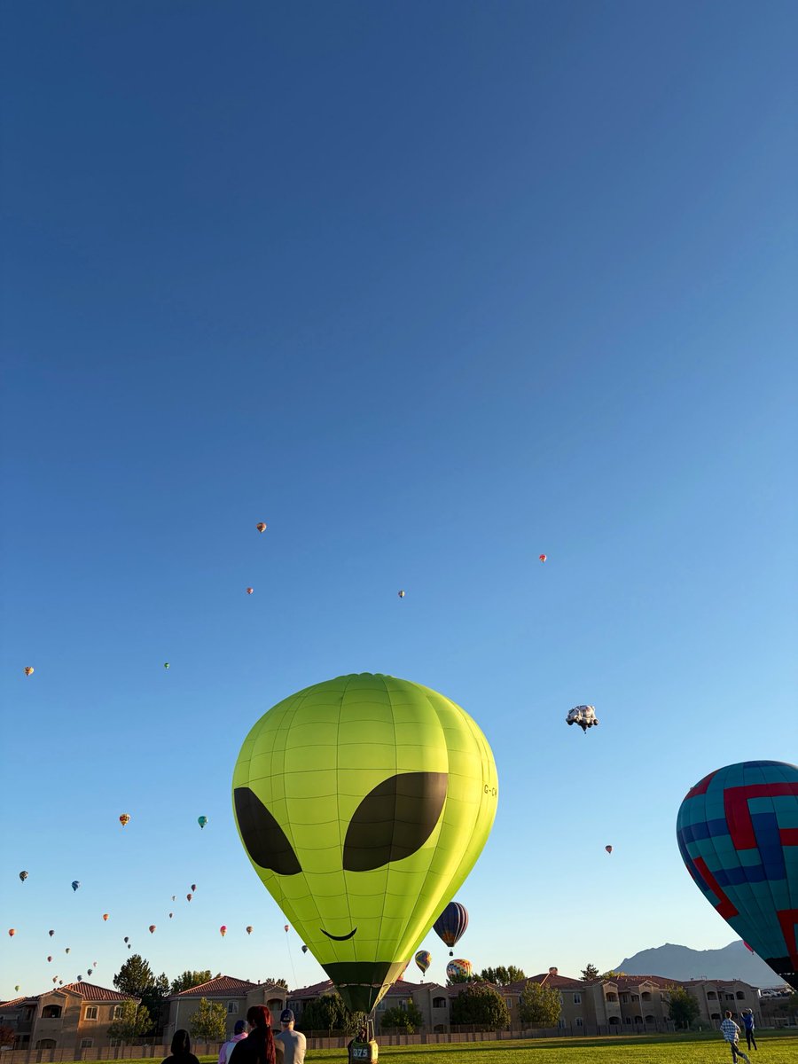 SavannaSutton3's tweet photo. Balloon fiesta ✅❤️⛰️✨ https://t.co/Q1oOrrTP2W