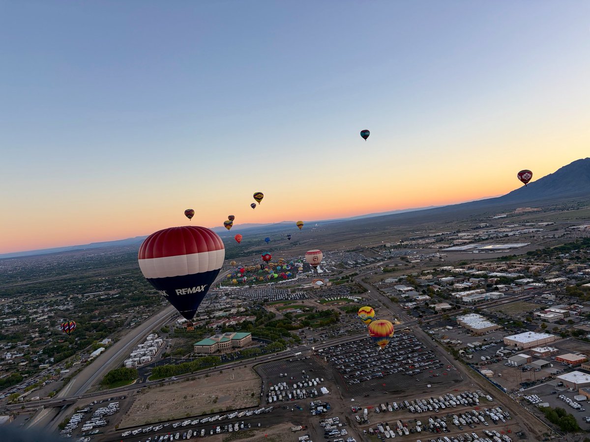 SavannaSutton3's tweet photo. Balloon fiesta ✅❤️⛰️✨ https://t.co/Q1oOrrTP2W