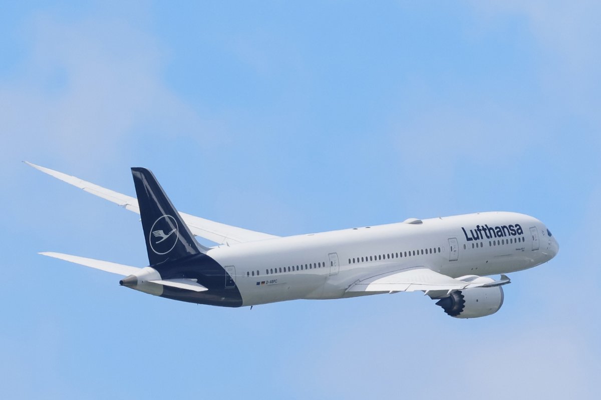 Centrairairport's tweet photo. ✈️ルフトハンザ ドイツ航空のセントレア＝フランクフルト線が運航を再開します！
初便はフランクフルト発が2027年3月29日（月）、セントレア発が3月30日（火）で、週3便の運航を予定しています。機材は、新客室仕様「アレグリス」を導入したボーイング787-9型機を予定しています。運航再開とともに、新しい客室も楽しみですね！  https://t.co/QFTrWuSsuD