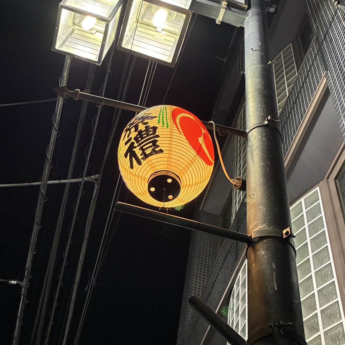 HBDKNHHBD's tweet photo. 地元のBARでたまに会う🇺🇸ハーフの男の子がPOP PUNK大好きで、海外の色んなバンドを教えてくれるのだ🥰
彼が来るとお店のBGMも彼の選曲で👌らしいw
KiNGONSは知ってるけど、ライブは見た事ないそうなので、今度連れて行きますよ🤟 https://t.co/qMgYDwTsqx
