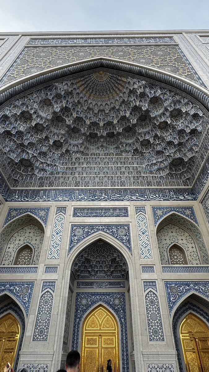 7shr's tweet photo. مركز الحضارة الإسلامية في #طشقند، #أوزبكستان
يستعيد العمارة الإسلامية في آسيا الوسطى، عمارة سمرقند وبخارى في أوج العصر التيموري. البوابات الشاهقة، القبة الفيروزية، التناظر المعماري، المقرنصات المتدرجة، والخط العربي. #العمارة #العمارة_الإسلامية https://t.co/oEpjtxUdu5